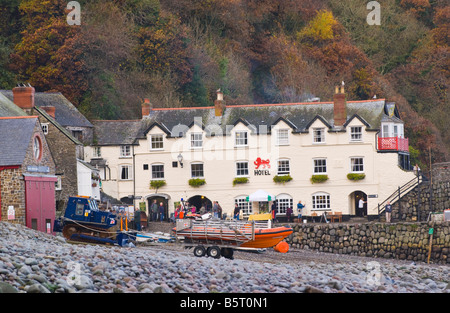 RED LION HOTEL und RNLI-Rettungsboot im küstennahen Dorf von Clovelly North Devon England UK Stockfoto