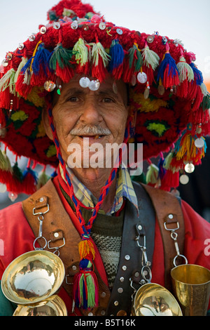 Marokkanische Wasser Verkäufer am Djemaa el Fna (Marktplatz) Marrakesch, Marokko, Nordafrika in authentischen traditionellen Kleid Stockfoto