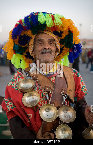 Marokkanische Wasser Verkäufer am Djemaa el Fna (Marktplatz) Marrakesch, Marokko, Nordafrika in authentischen traditionellen Kleid Stockfoto