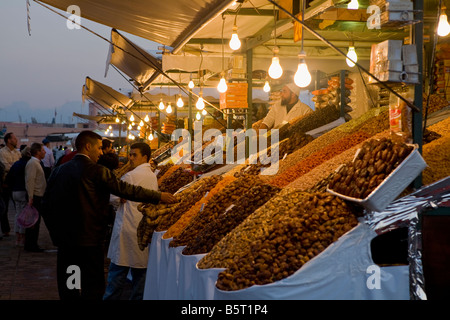 Marktstand am Djemaa el Fna (Marktplatz) Marrakesch, Marokko, Nordafrika verkaufen Datteln und Feigen Stockfoto