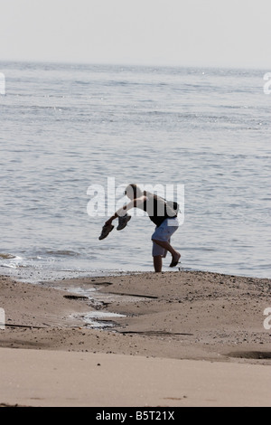 Person, Mann oben Auslösung im weichen Sand am Punkt verschmähen, nördlich Ufer, Fluss Humber, Hull, England, Stolpern, instabile, fallen, sinken im Sand, Stockfoto