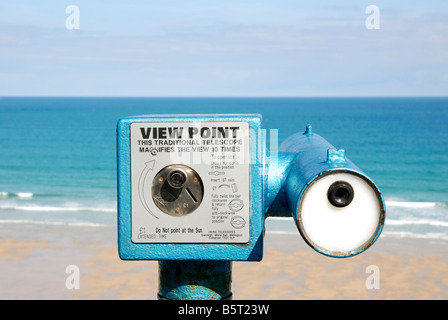 ein Meer-Teleskop mit Blick auf einen Strand von Newquay in Cornwall, Großbritannien Stockfoto