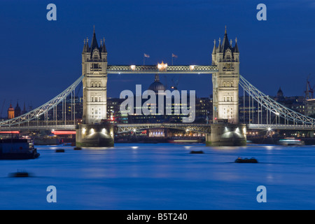 UK-London-Tower Bridge und die Stadt über den Fluss Themse angesehen Stockfoto