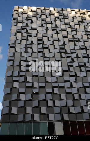 Moderner Charles Street Car Park im Zentrum von Sheffield England, bekannt als Cheesegrater Metallgebäude, moderne Architektur, futuristischer Blickfang Stockfoto