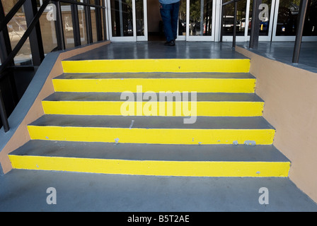 gelb lackierte Schritte bei der Lake City VA Medical center Krankenhaus Florida Stockfoto