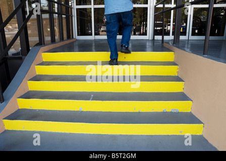 malte gelbe Schritte am Klinikum VA Lake City Florida Stockfoto