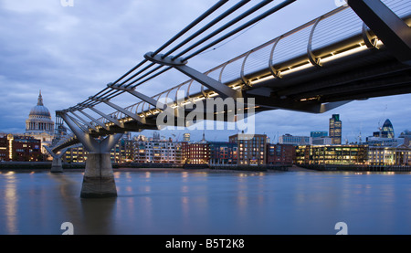 UK-London-St Pauls Cathedral und der Millennium Bridge über die Themse angesehen Stockfoto