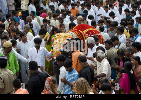 Junge indische Elefant, Sathya Geetha verkleidet für ein religiöses Fest in Puttaparthi, Andhra Pradesh, Indien Stockfoto