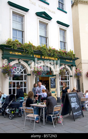 Menschen Speisen unter freiem Himmel im The Huntsman Pub in Bath, Somerset, England Stockfoto