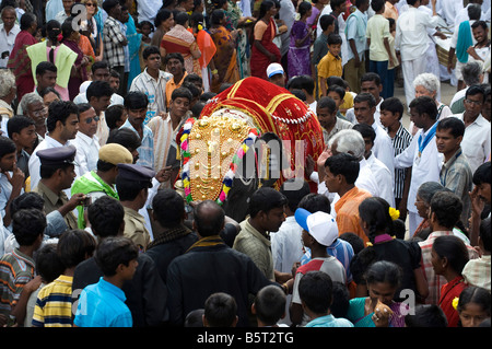 Junge indische Elefant, Sathya Geetha verkleidet für ein religiöses Fest in Puttaparthi, Andhra Pradesh, Indien Stockfoto