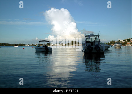 Abends Blick auf Boote vertäut im Mangrove Bay, Sandys Parish, Bermuda Stockfoto