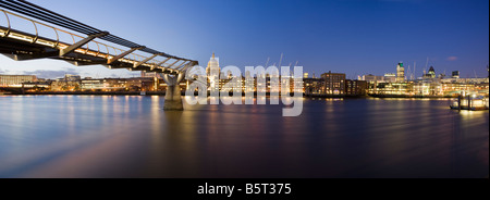 UK-London-St Pauls Cathedral und der Millennium Bridge über die Themse angesehen Stockfoto