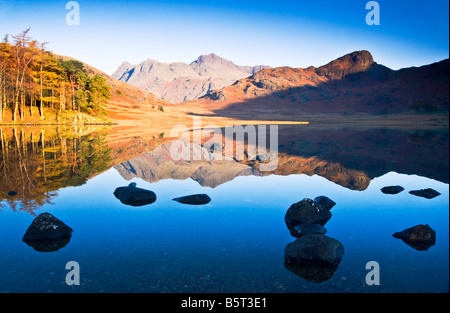 Am frühen Morgen Sonnenschein und Reflexionen in Blea Tarn an einem sonnigen Herbsttag, Nationalpark Lake District, Cumbria, England, UK Stockfoto