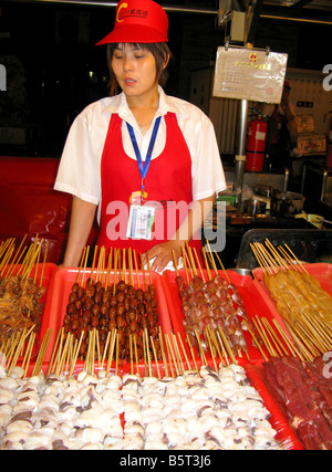 Ein Arbeiter auf der Donghuamen Night-Food Straßenmarkt in Peking China Stockfoto