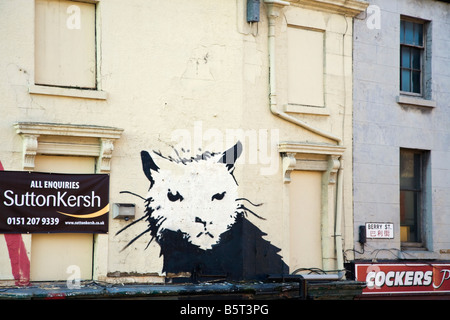 Graffiti als wertvolle Kunstwerke an den Wänden einer stillgelegten Kneipe in Liverpool Gemälde von berühmten Streetart-Künstler Banksy Merseyside England Stockfoto