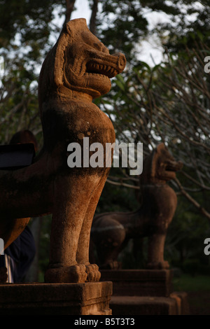 Mythische Namen Singha Löwen bewachen den Eingang des Khao Phanom Rung Tempel in Buriram, Thailand. Stockfoto