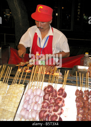 Ein Arbeiter auf der Donghuamen Night-Food Straßenmarkt in Peking China Stockfoto