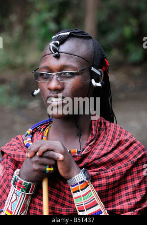 Masai Stammesangehörige mit modernen Brille posiert mit einem Stock, Wildpark Amboseli, Kenia Stockfoto