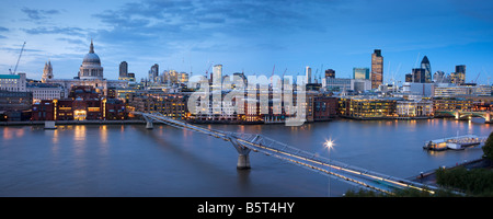 UK-London-St Pauls Cathedral und der Stadt Skyline über der Themse gesehen Stockfoto