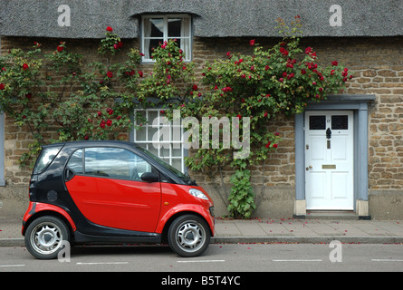 Smart Auto parkten außerhalb einer Hütte, Oakham, Rutland, England, UK Stockfoto