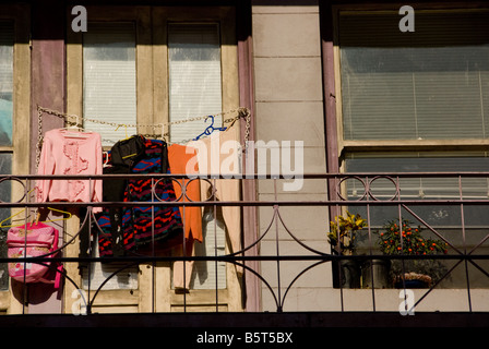 Wäscheständer auf dem Balkon der Wohnung in Chinatown San Francisco Kalifornien Stockfoto