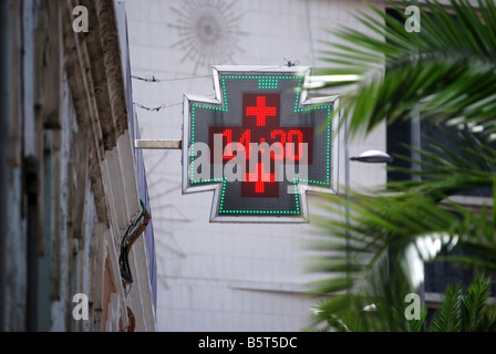 Beleuchtetes Apotheke-Schild, Calle San Sebastian, Santa Cruz de Tenerife, Teneriffa, Kanarische Inseln, Spanien Stockfoto