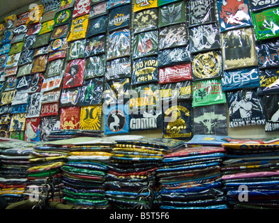 Große Auswahl an T-shirts im Shop auf der Khao San Road Bangkok Thailand JPH0139 Stockfoto