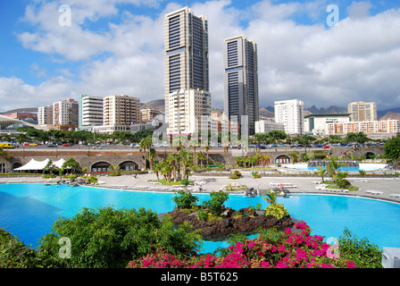 Blick auf die Innenstadt mit Parque Maritimo Lido, Santa Cruz de Teneriffa, Teneriffa, Kanarischen Inseln, Spanien Stockfoto