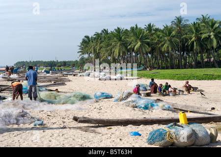 Fischer und Boote am Kailash Beach in der Nähe von Pondicherry in Indien. Stockfoto