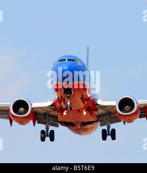 kommerziellen Jet Flugzeug Landung auf einem Flughafen Stockfoto