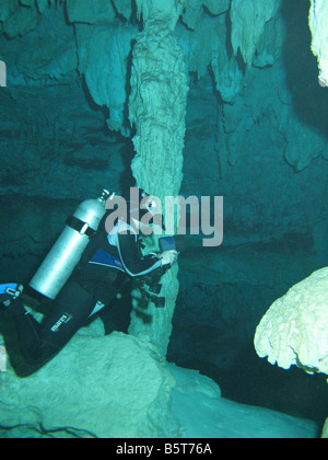 Taucher im Höhlensystem Cenote Dos Ojos Stockfoto