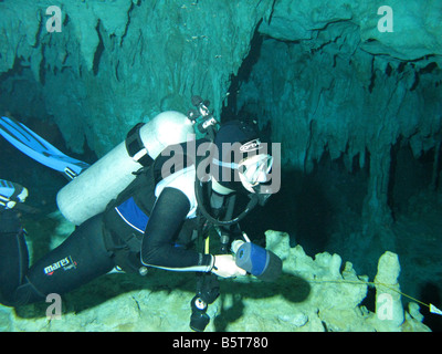 Taucher im Höhlensystem Cenote Dos Ojos Stockfoto