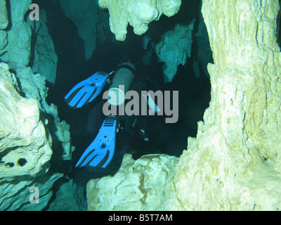 Taucher im Höhlensystem Cenote Dos Ojos Stockfoto