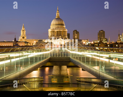 UK-London-St Pauls Cathedral und der Millennium Bridge über die Themse angesehen Stockfoto