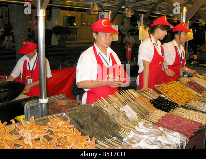 Arbeiter auf der Donghuamen Night-Food Straßenmarkt in Peking China Stockfoto