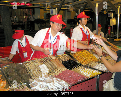 Arbeiter auf der Donghuamen Night-Food Straßenmarkt in Peking China Stockfoto