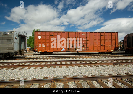 Eine rote Eisenbahn Güterwagen an die Gleiszone in Santa Fe, New Mexico. Stockfoto