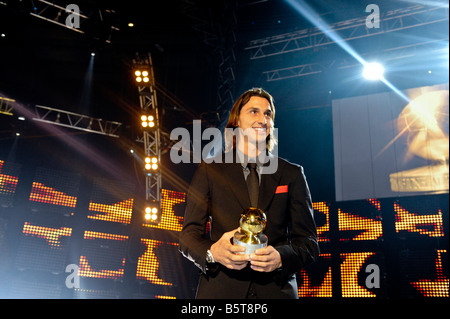 Fußballspieler Zlatan Ibrahimovic erhält den Preis der goldenen Ball als Schwedens Fußballer des Jahres Stockfoto