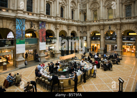 UK-London-Café und Geschäfte in der London Royal Exchange Stockfoto