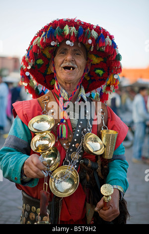 Marokkanische Wasser Verkäufer am Djemaa el Fna (Marktplatz) Marrakesch, Marokko, Nordafrika in authentischen traditionellen Kleid Stockfoto