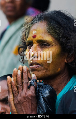 Indische Frauen Gesicht mit Kurkuma Stockfoto