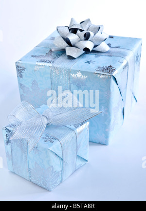 Zwei Weihnachts-Geschenk-Boxen verpackt in blaues Papier mit Silberband Stockfoto