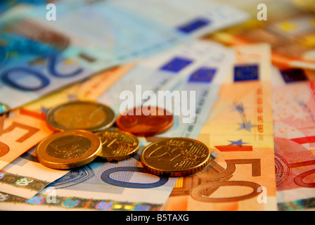 Hintergrund von Rechnungen und Münzen der Europäischen Union Währung flachen dof Stockfoto