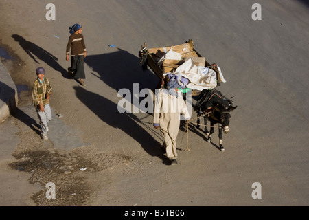 Mann und Kinder, die Transport von waren in einen Esel gezogen Wagen, Er Rachidia, Marokko, Nordafrika Stockfoto