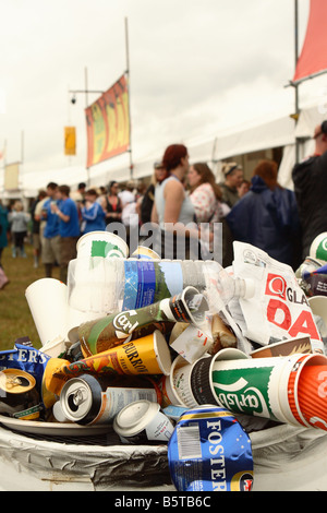 Abfall Müll leeren Bierdosen überfüllt aus einem Abfallbehälter bei einem Outdoor-Musik-festival Stockfoto