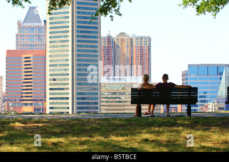 Paar sprechen auf einer Parkbank im Federal Hill Park, Baltimore, Maryland, USA Stockfoto