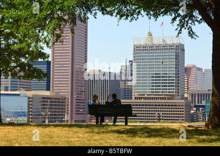 Paar sprechen auf einer Parkbank im Federal Hill Park, Baltimore, Maryland, USA Stockfoto