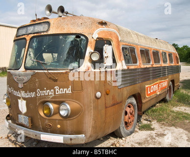 Texas Hill Country Austin aufgegeben western Swing Band-Tour-Bus ca. 1950 s auf Parkplatz des gebrochen sprach Honky tonk Stockfoto