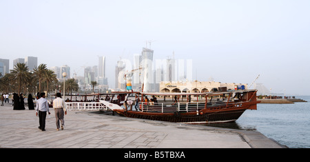 Eid-Urlauber auf Doha Corniche 2. Oktober 2008 mit Vergnügen Reise Dhaus und die Skyline der Stadt im Hintergrund Stockfoto