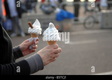 Zwei Eistüten in der hand getragen werden Stockfoto